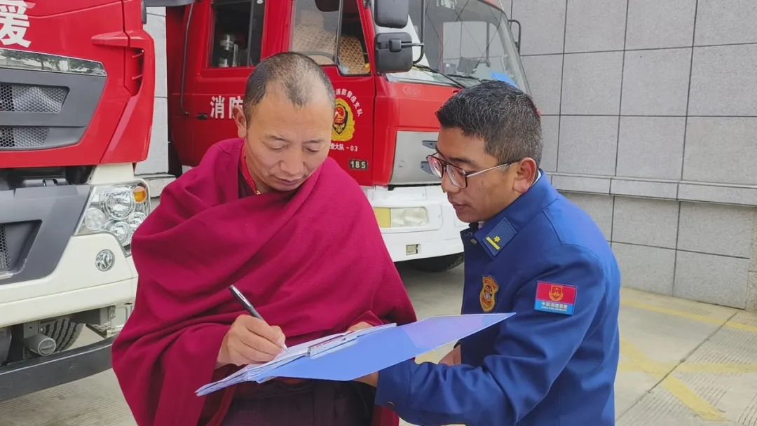 各县区动态ii加查县举行2024年弱点酥油灯配发仪式