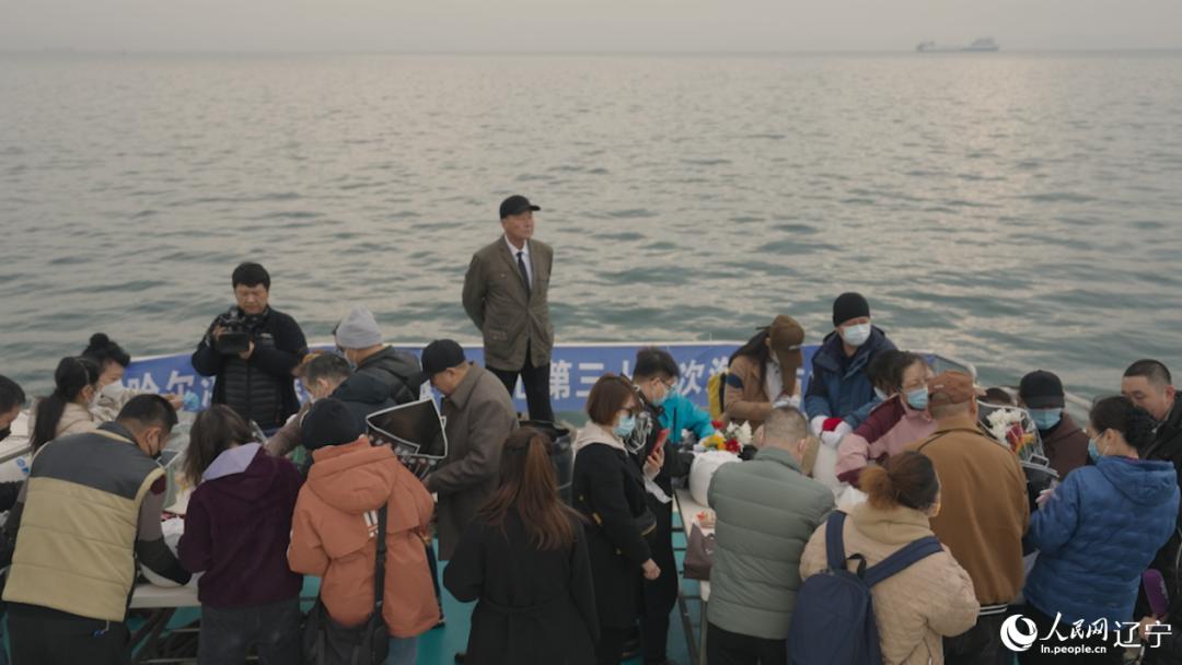 安冬莉与家人连夜从内蒙古驱车赶来,"我们那没有海,老父亲就喜欢海.