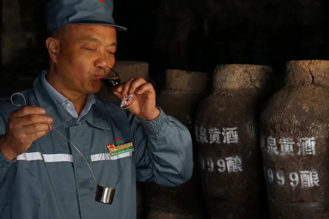 惠泉黄酒筛选优良酒母菌种,以自制酒曲和酵母酿造,采用了多次加饭发酵