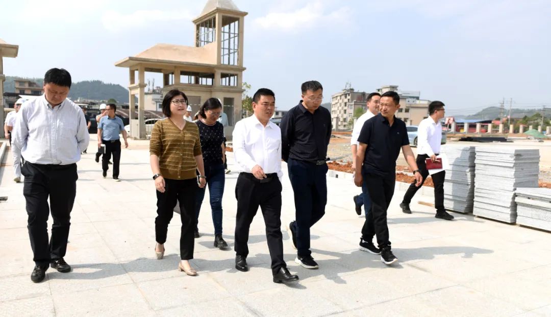 唐友波一行首先来到平坝区何家院矿区水泥用石灰岩矿,通过实地查看