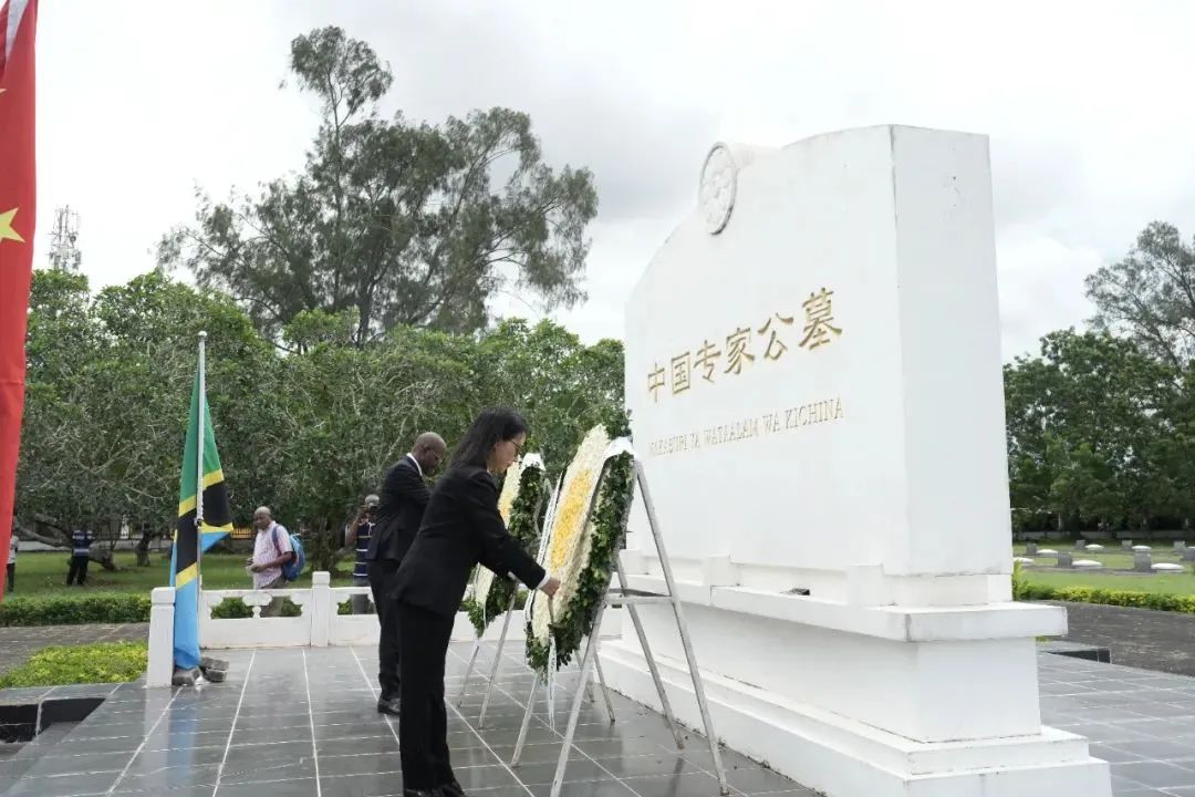 深切缅怀为援建坦赞铁路等项目牺牲的中国专家