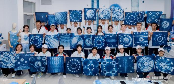 喀什市第二十六中学学生与广东实验中学深圳学校学生共同制作草木染