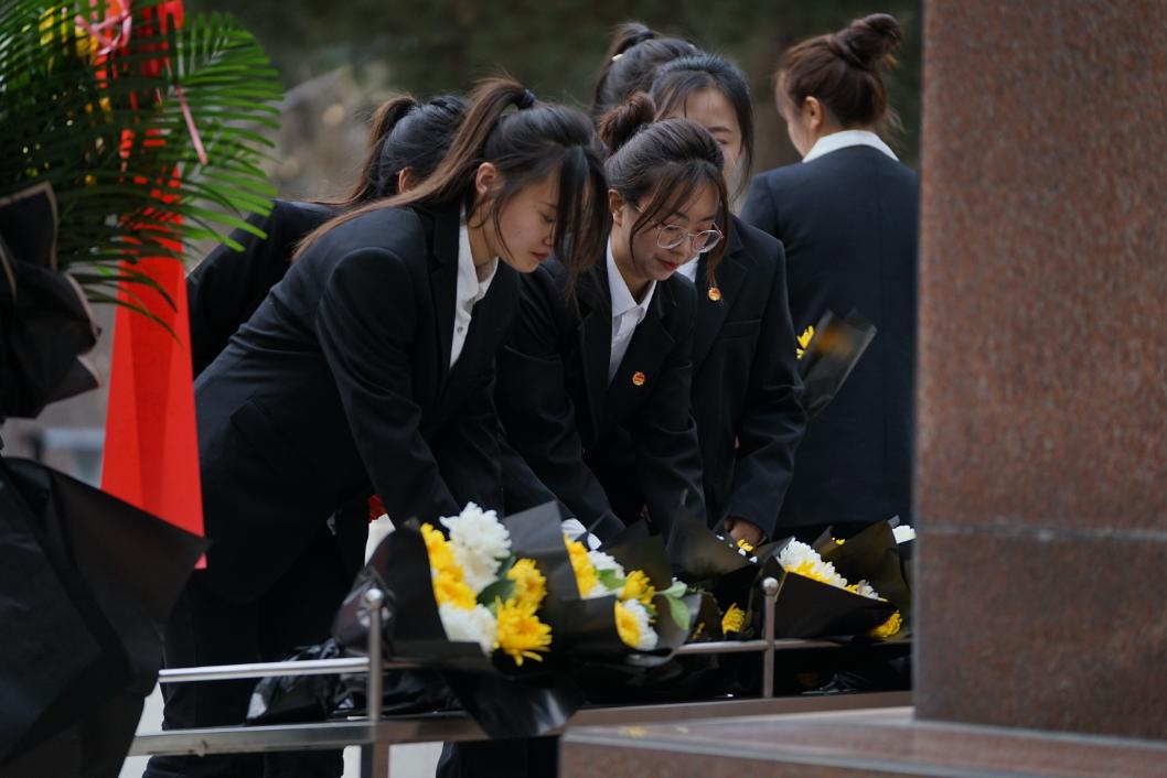 校服,脱去稚嫩渐渐长大哈一中学生到李兆麟将军墓前举行以"缅怀革命