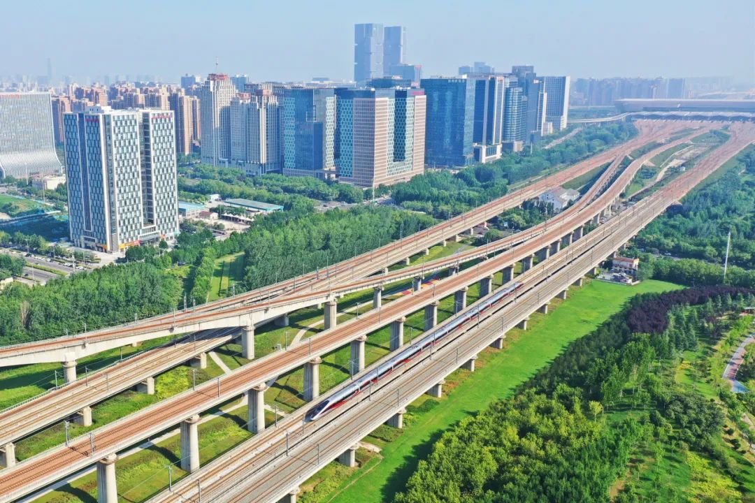 王玮 摄为满足旅客返程出行需求,各地铁路部门统筹运用高铁和普速运力