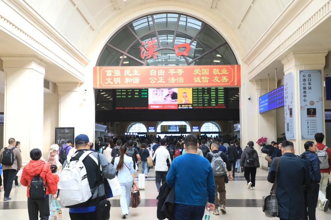 清明三天假期武铁发送人249万,创历史新高!