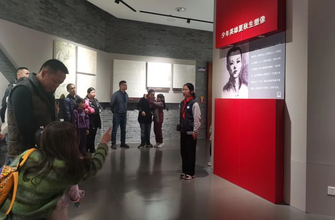 在这里,深入地了解一位烈士的人生故事,把这位英雄的事迹分享给更多人