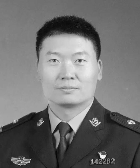 昏倒在地经全力抢救无效不幸牺牲06李安生前系新昌县公安局城东派出所