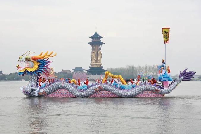 龙船方阵紧随其后02今年,姜堰区再度精心打造8条贡船,"龙佑三水""龙飞