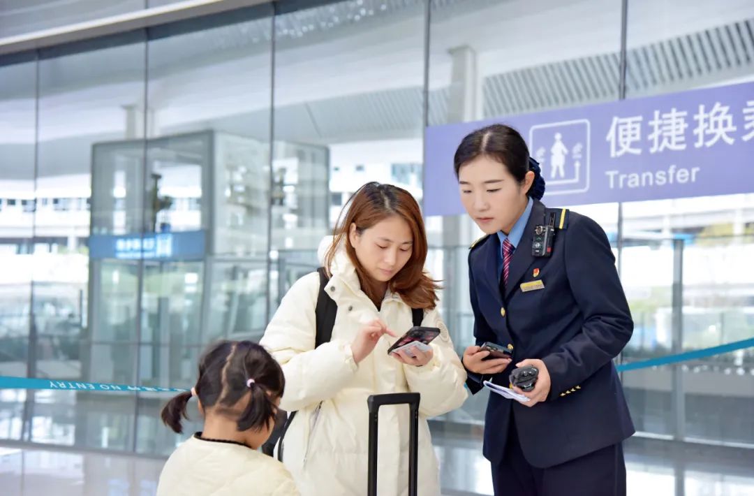 2014年参加铁路工作,先后在广州东站客运车间,深圳机场车间任售票员