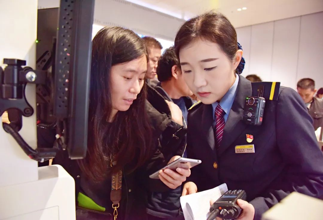 哪怕再晚,她也会第一时间答复旅客_澎湃号·政务_澎湃新闻-the paper