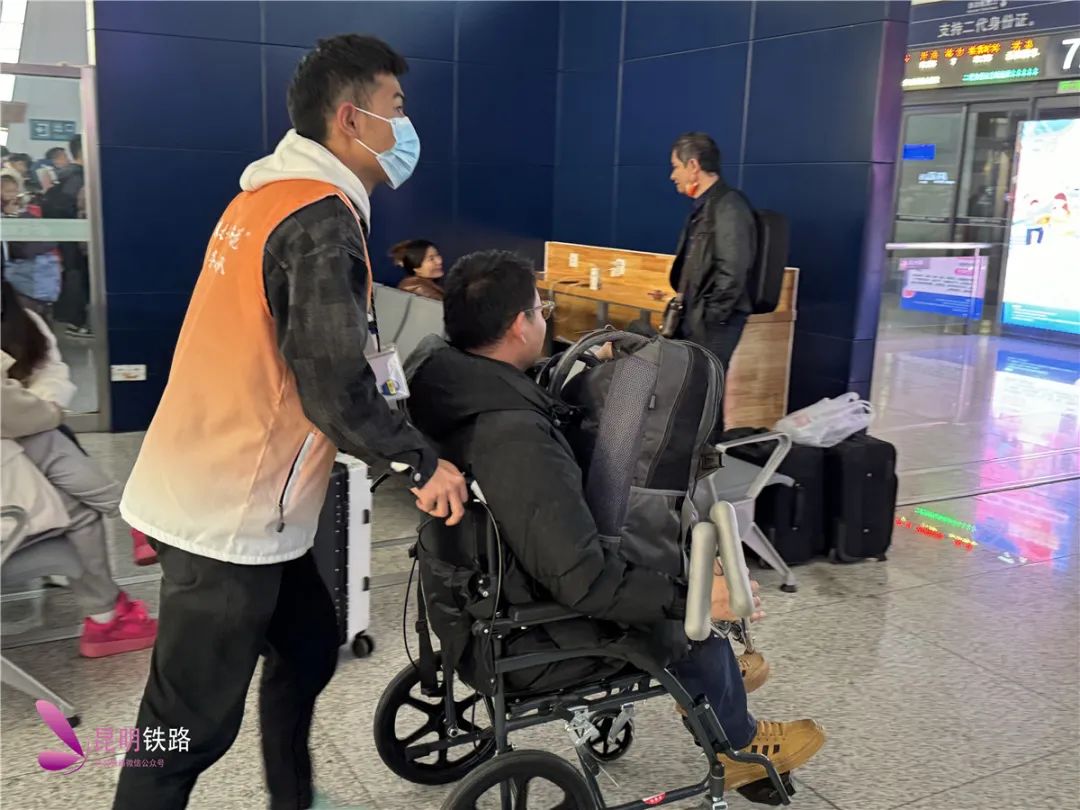 昆明南站12306服务台可以提供哪些服务?