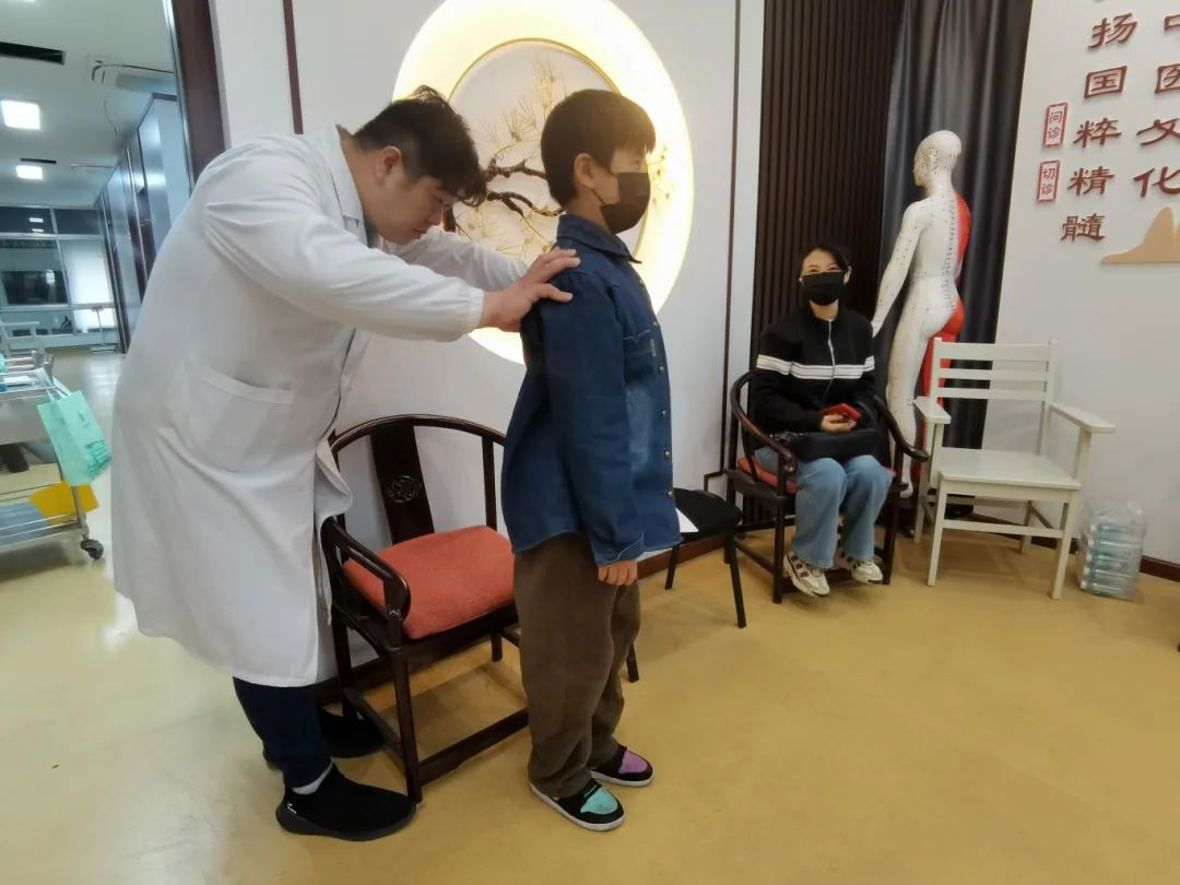 合理矫正脊柱侧弯问题,今天(4月6日)上午,青浦区中医医院康复科开展