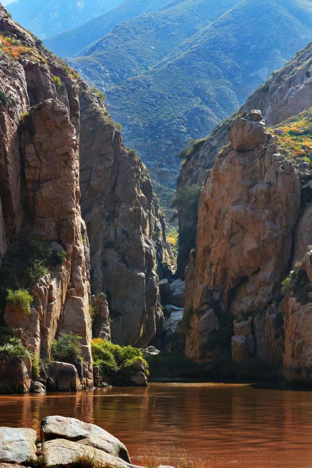 黄河大峡谷/置身其中,眼前仿佛浮现了百年前的生活场景,夜幕降临,这里