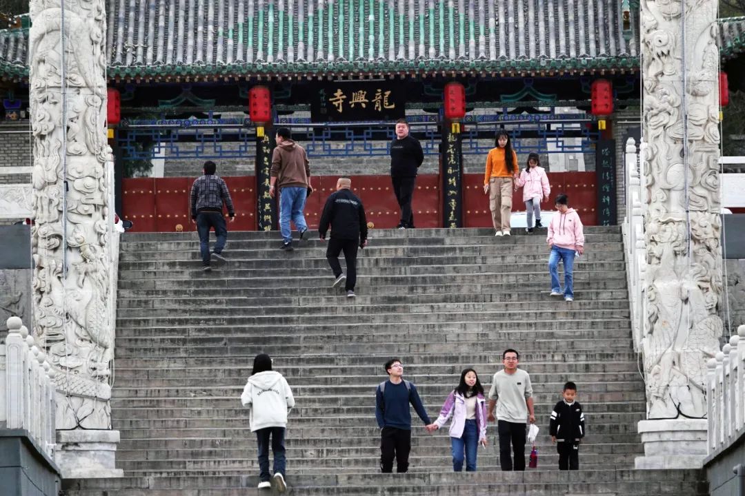 游客在运城市新绛县千年龙兴寺观光游览▲晋城市阳城县润城镇现代