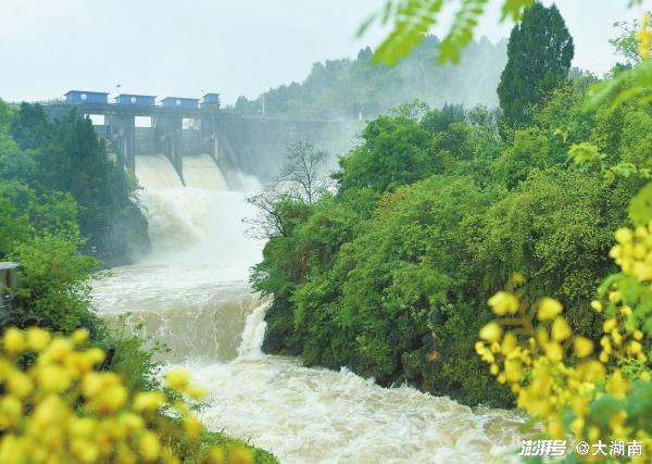 4月6日,湖南省郴州市嘉禾县观音山水库,大坝正在开闸泄洪.