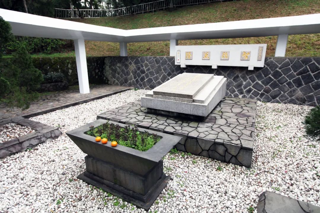 胡适之墓古代藏书家为了传承历史典籍,不仅节衣缩食,典产置书,还会对