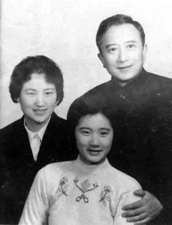 一家三口在家里,孙道临是王文娟的老师,王文娟是孙道临的厨师.