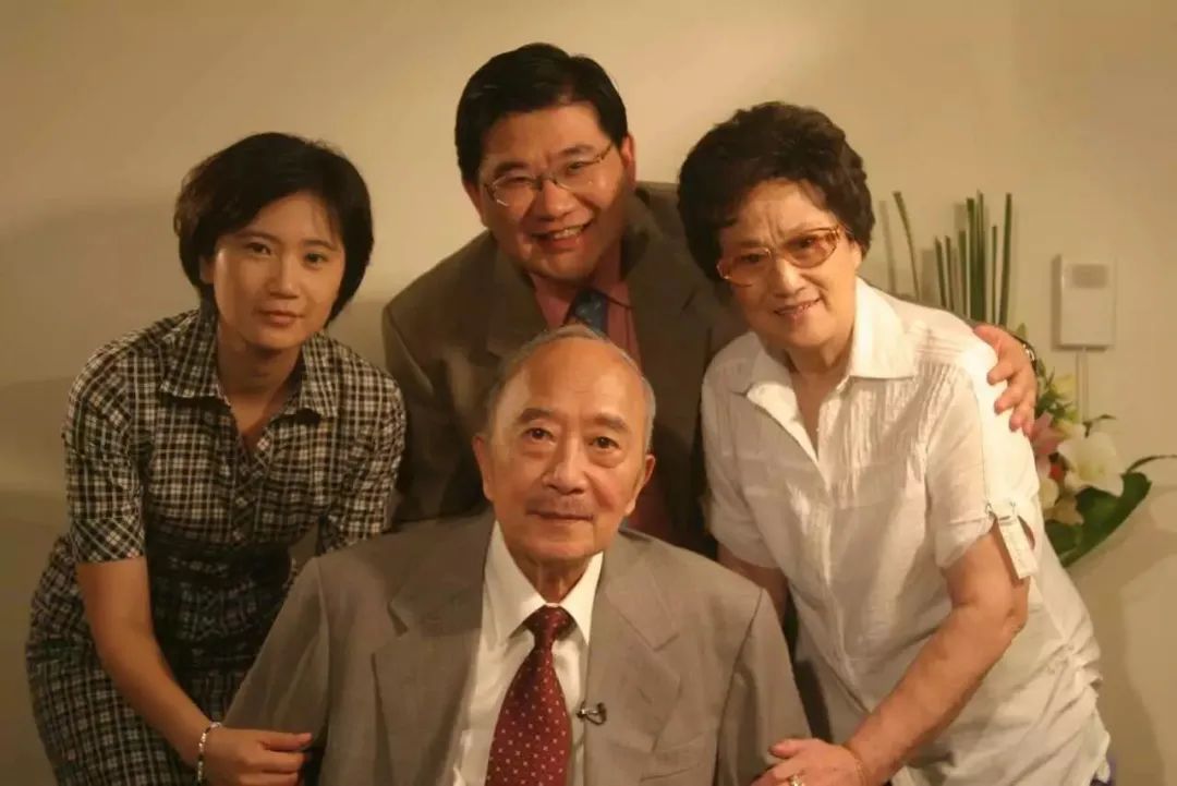 晚年孙道临与妻女及主持人曹可凡盛夏,王文娟连日在家与医院之间来回