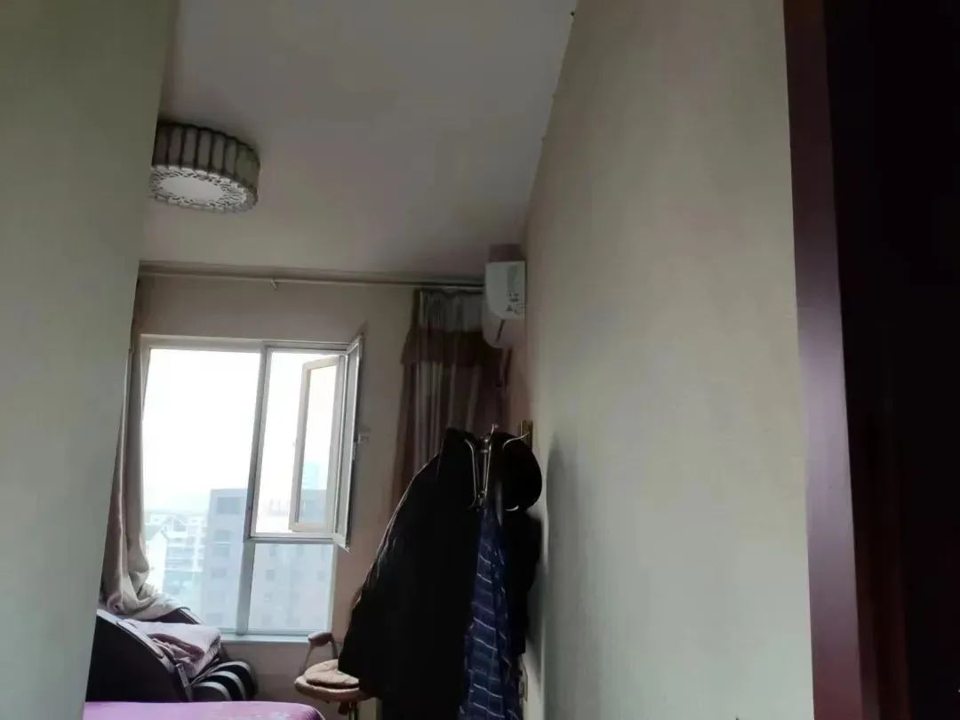 起火时,未关门房间烧损程度却天差地别两个紧邻的卧室火灾调查人员