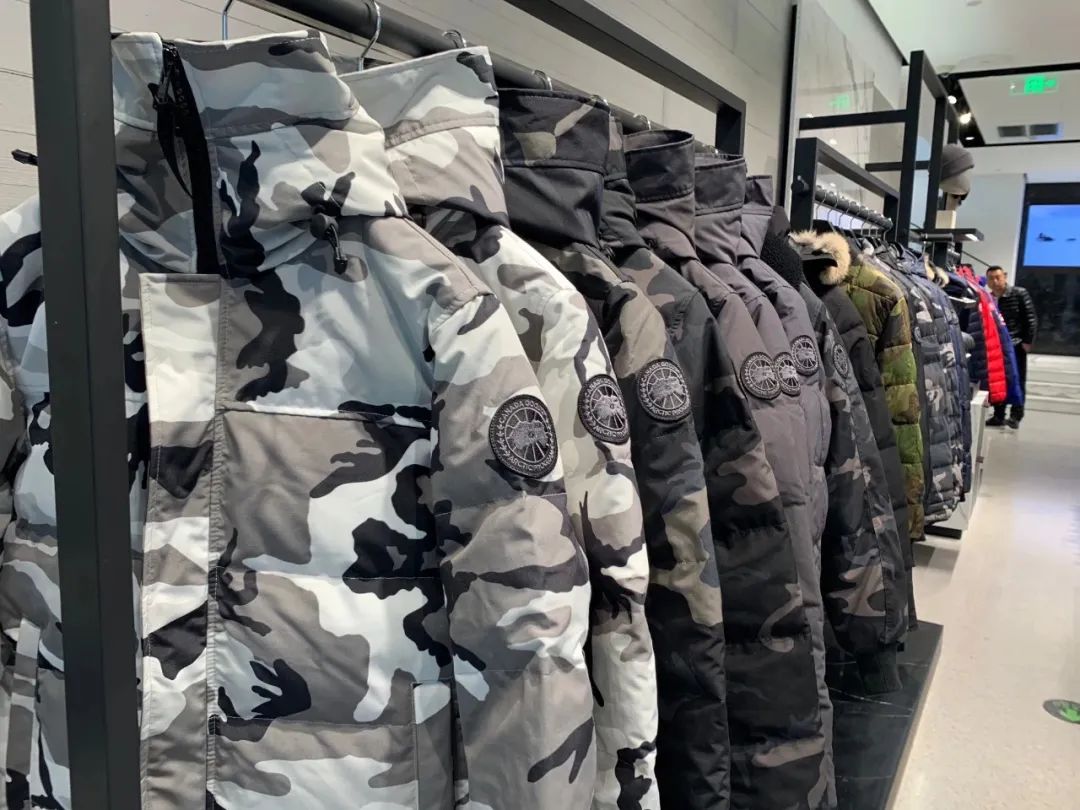 第三季度通常是羽绒服热销的季节,按道理本该占据加拿大鹅每年近一半