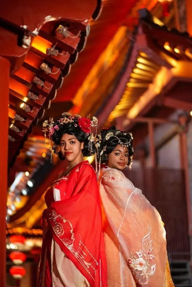 "95后"女孩转行创业开汉服体验馆,"爆改"中外游客_澎湃号·政务_澎湃