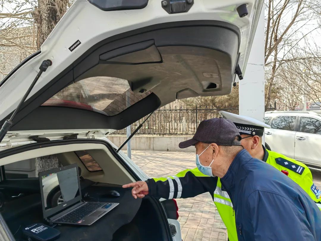 四平交警持续整治驾乘摩托车电动自行车不戴安全头盔行为_澎湃号