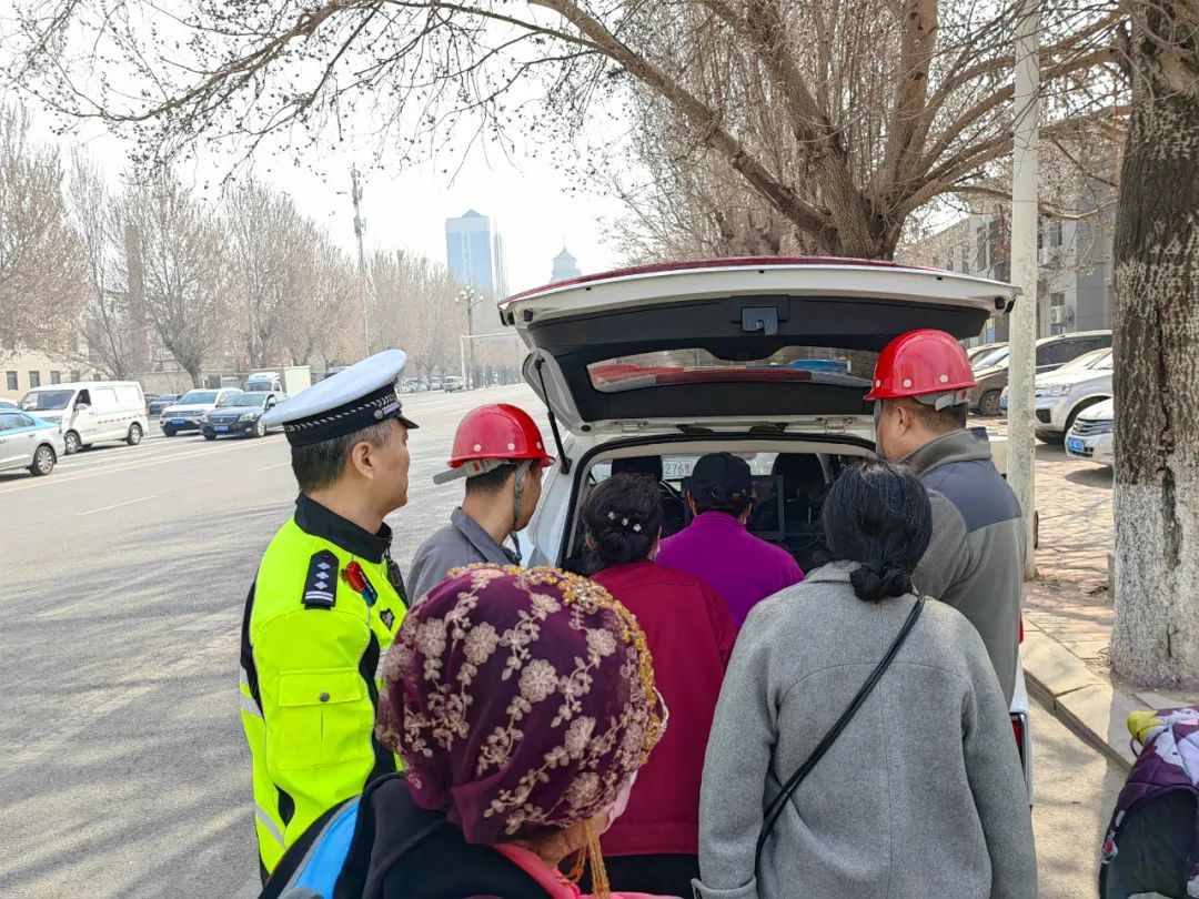 四平交警持续整治驾乘摩托车电动自行车不戴安全头盔行为_澎湃号