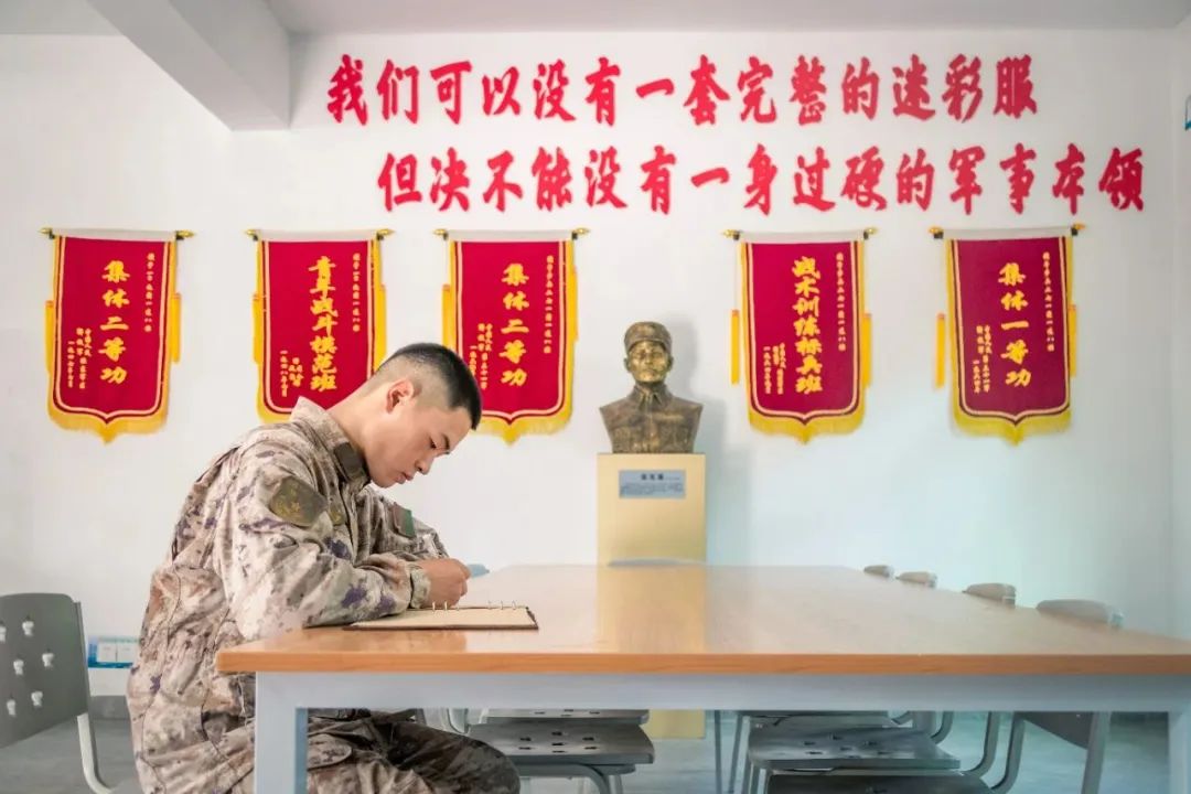 官兵他来到"青年战斗模范班"八班下连后登上了新兵连龙虎榜新训课目