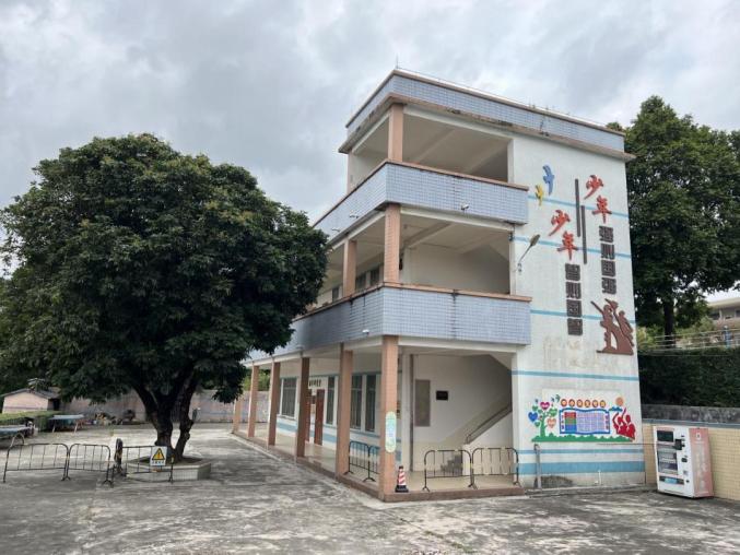 1985年,杨仲仪先生捐建的云亮亭,及两幢教学楼落成后,仙洞学校的校园