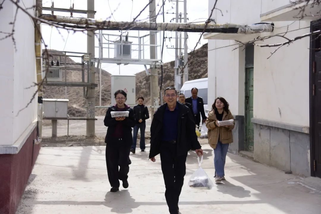 兰州车务段工会同事专门前来制作的美食前长川等车站职工吃到了包兰线