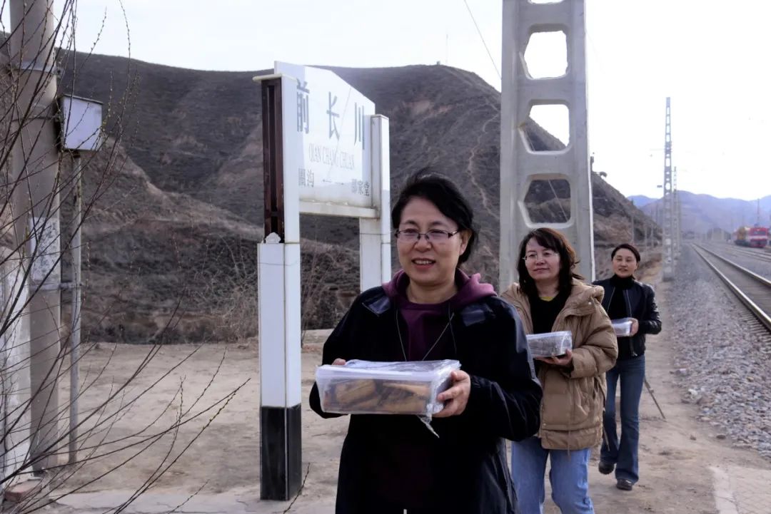 兰州车务段工会同事专门前来制作的美食前长川等车站职工吃到了包兰线