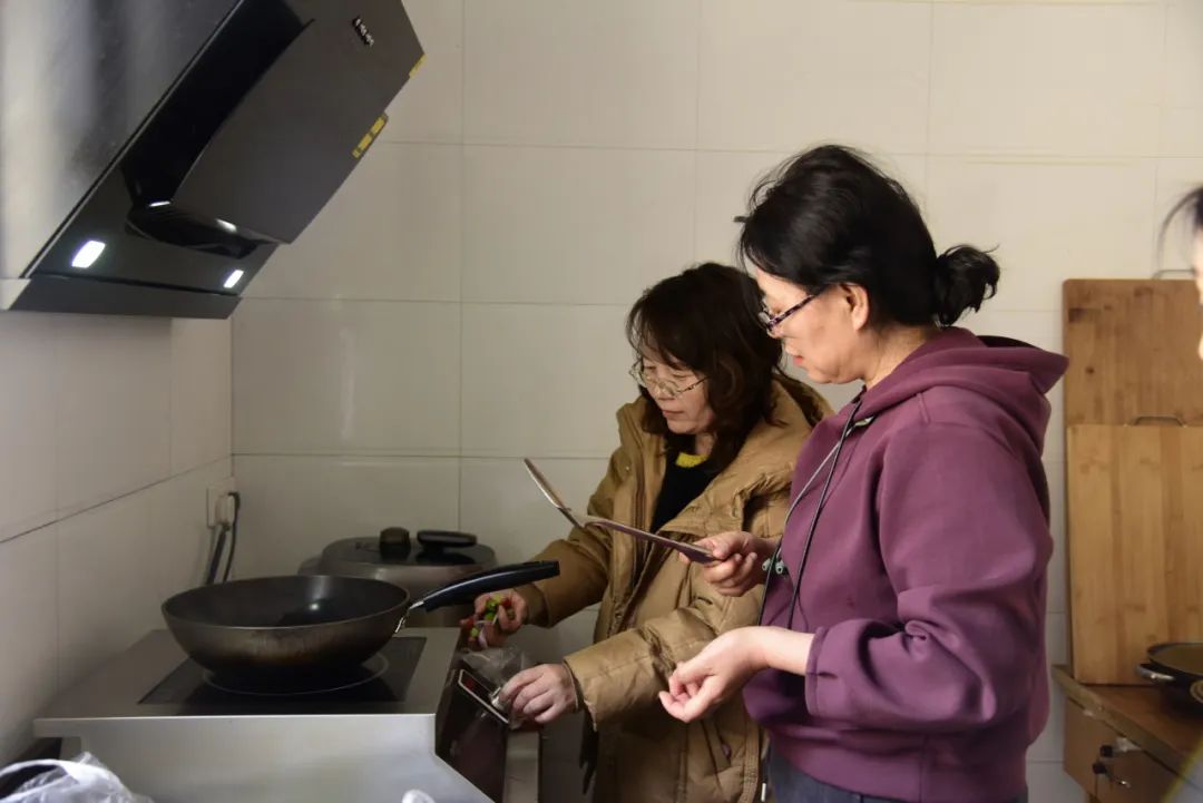 兰州车务段工会同事专门前来制作的美食前长川等车站职工吃到了包兰线