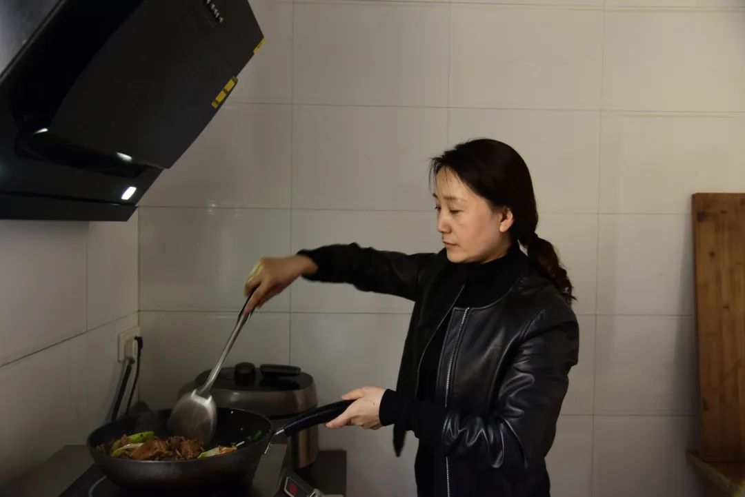 兰州车务段工会同事专门前来制作的美食前长川等车站职工吃到了包兰线