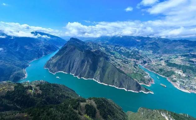 诗春光里的巫峡口抬头极目千山秀,俯首推开万里江走进巫峡口放飞心情