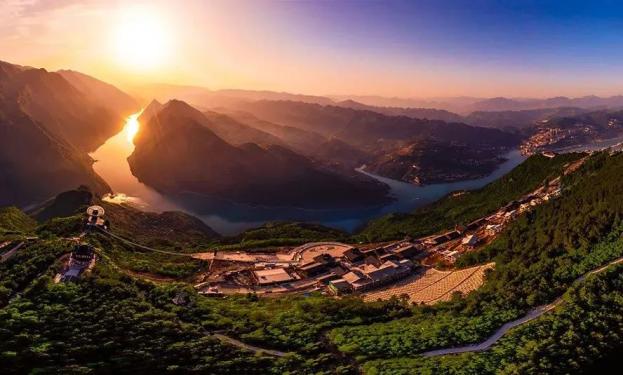 鸟瞰巴东新城全景的制高点是俯视长江第一拐是观巫峡云海,摄峡江落日