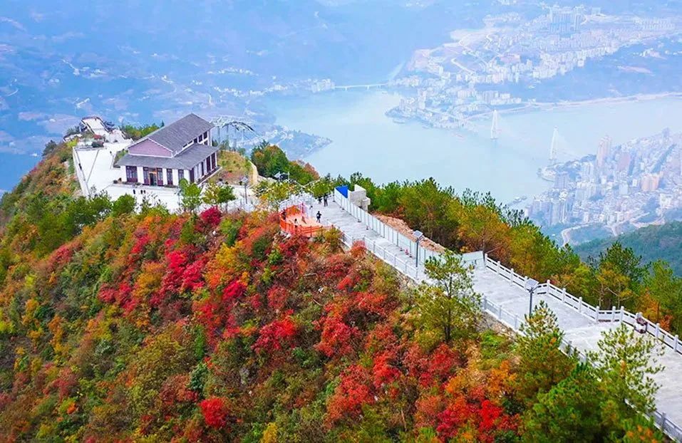 鸟瞰巴东新城全景的制高点是俯视长江第一拐是观巫峡云海,摄峡江落日