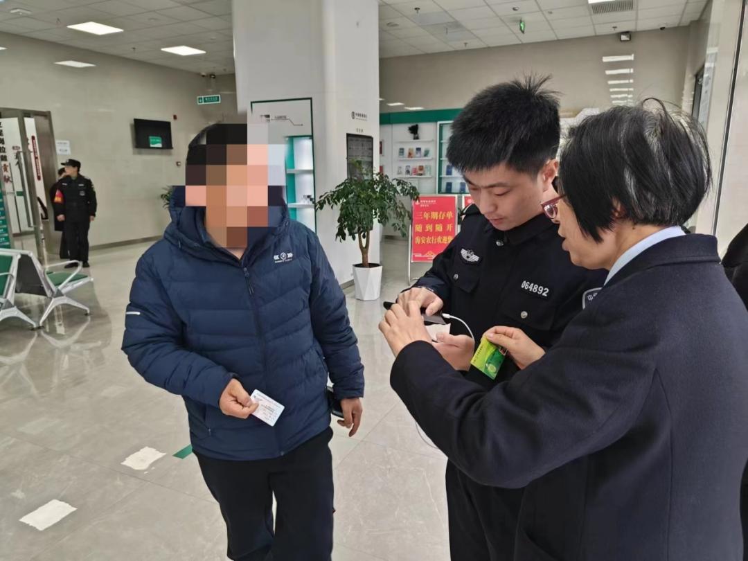 民警询问情况时于先生已经紧张得话都说不出来在得知于先生已经把银行卡