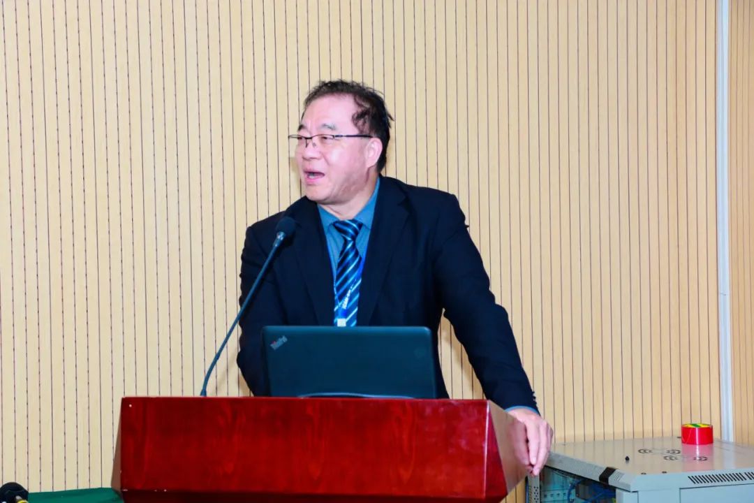 香港中文大学卓敏矫形外科与创伤学教授,欧洲科学院院士秦岭加拿大