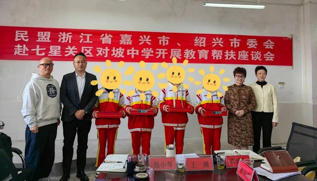 民盟秀洲区基层委委员,王店镇中学校长王永生为对坡中学八年级学生带