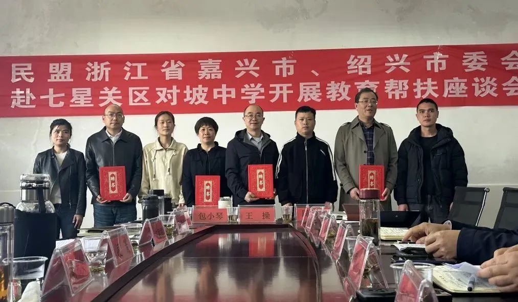 民盟秀洲区基层委委员,王店镇中学校长王永生为对坡中学八年级学生带