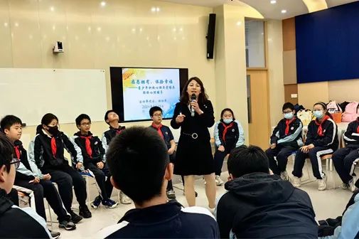 区心理健康科普队员谢湘萍来到洪德路中学,通过互动式,体验式的心理