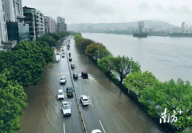 个镇街遭遇强降雨,其中,广州从化区吕田镇录得24小时累计降雨量达170