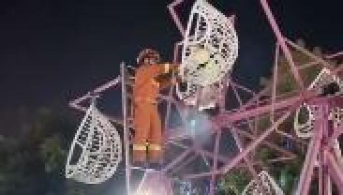 游客玩蹦极被吊在半空!