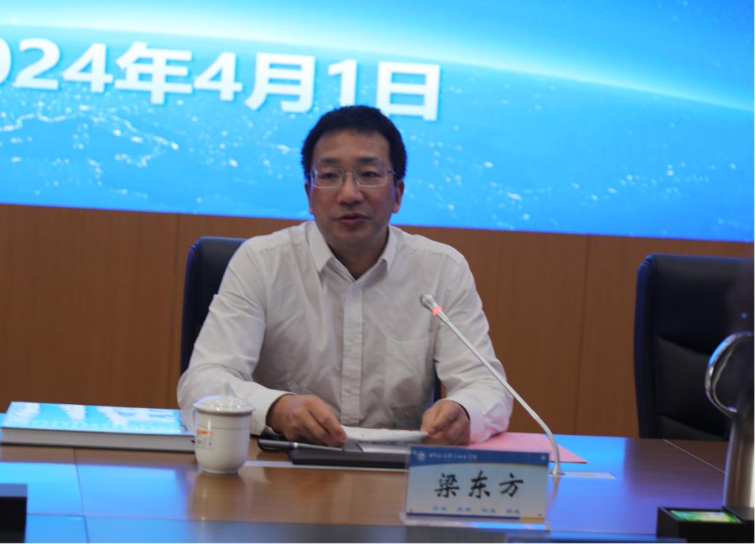 周保平介绍学校基本情况.