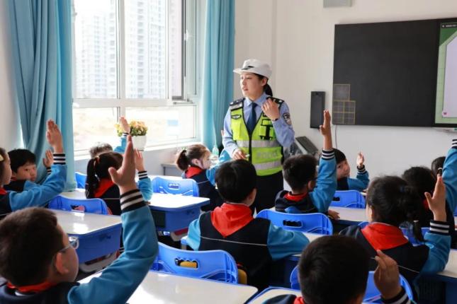 护校行动|珲春公安交警进校园 交通安全筑梦行_澎湃号