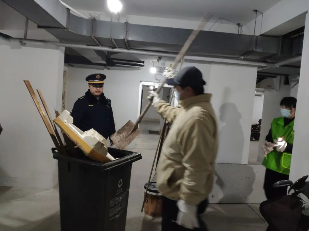 近日,有静安区彭浦镇居民反映,少年村路上的白玉兰馨园小区地下车库