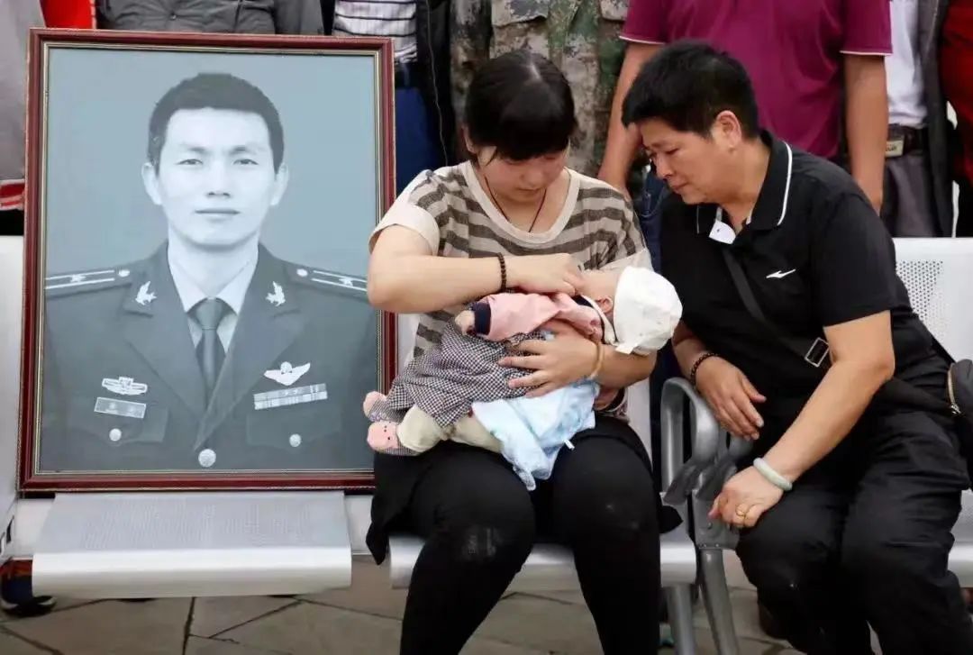 处置张浩烈士在直升机前直升机在空中突发故障张浩和战友王晓冬执行