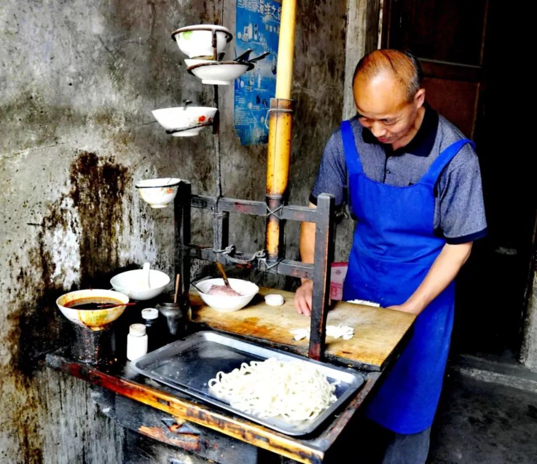 图-@江湖饕客 向东汪大爷约摸六十来岁,他店里面搁了一副很老的担担儿