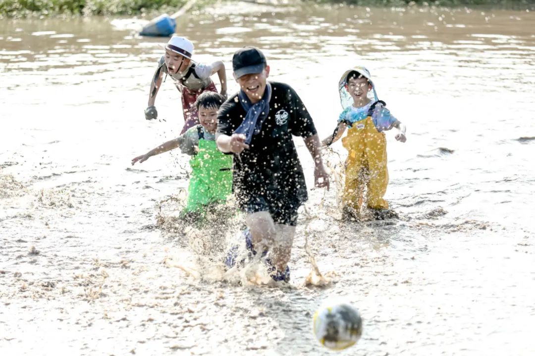 王沈利在农场和孩子们亲密互动进入4月,知了乡里农场的"清明"节气活动