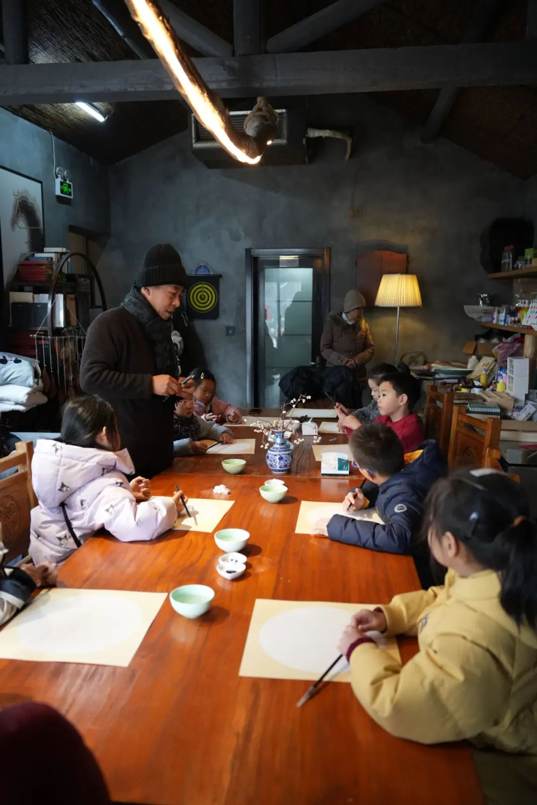 王沈利在农场和孩子们亲密互动进入4月,知了乡里农场的"清明"节气活动